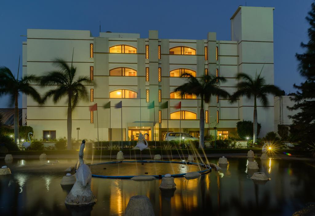Quality Inn Palms Gandhidham Ngoại thất bức ảnh