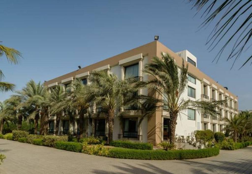 Quality Inn Palms Gandhidham Ngoại thất bức ảnh