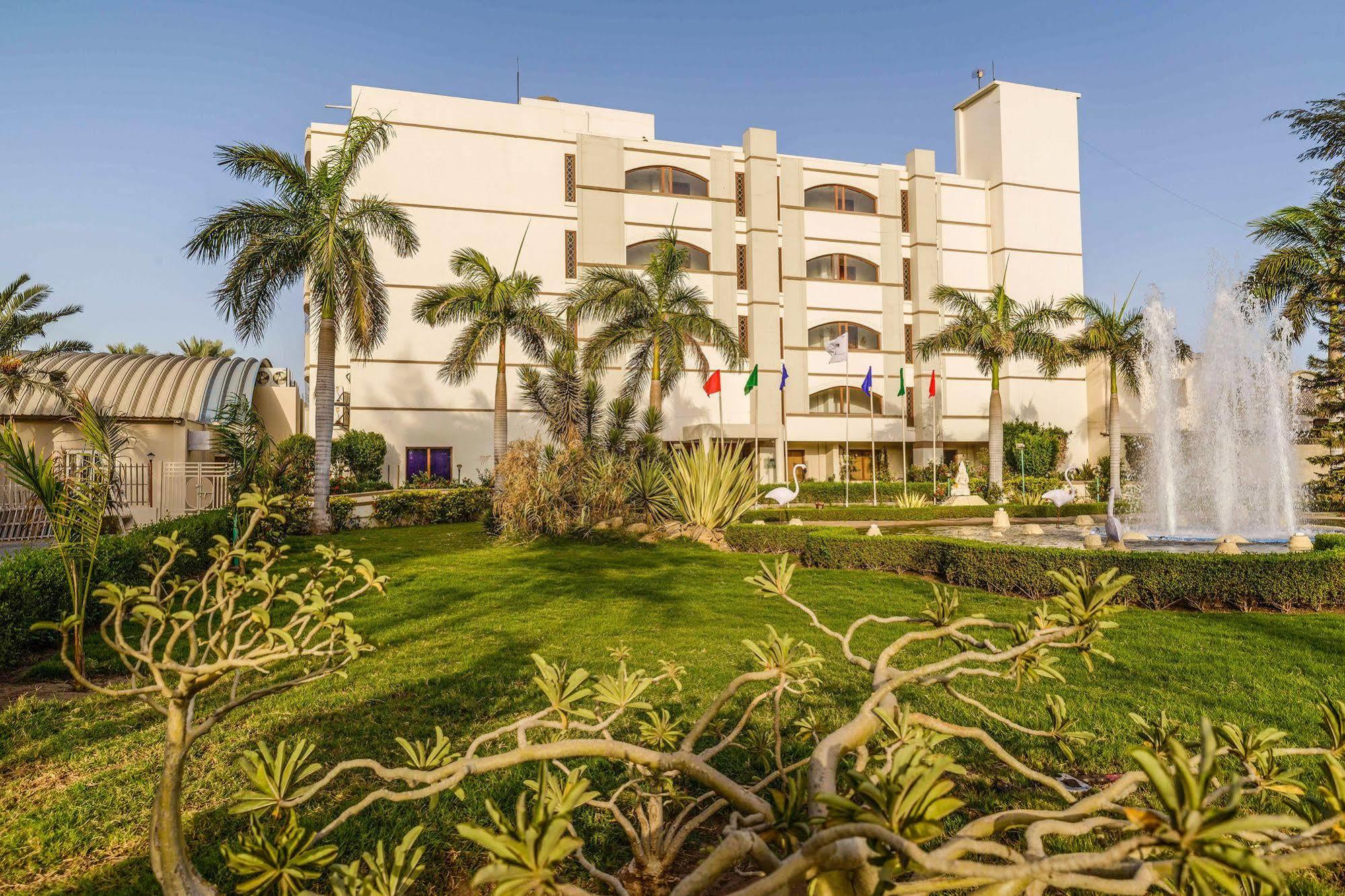 Quality Inn Palms Gandhidham Ngoại thất bức ảnh