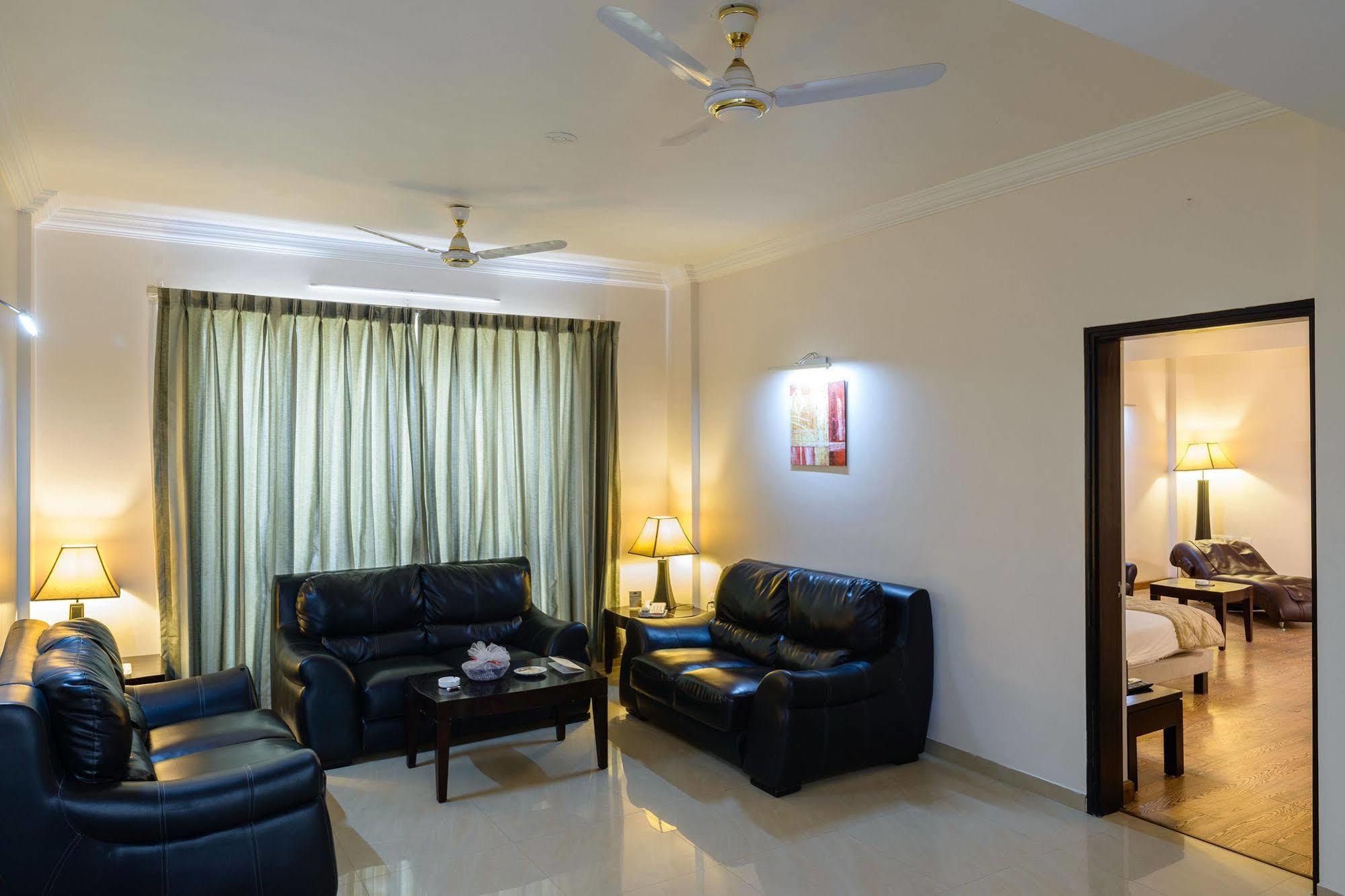 Quality Inn Palms Gandhidham Ngoại thất bức ảnh
