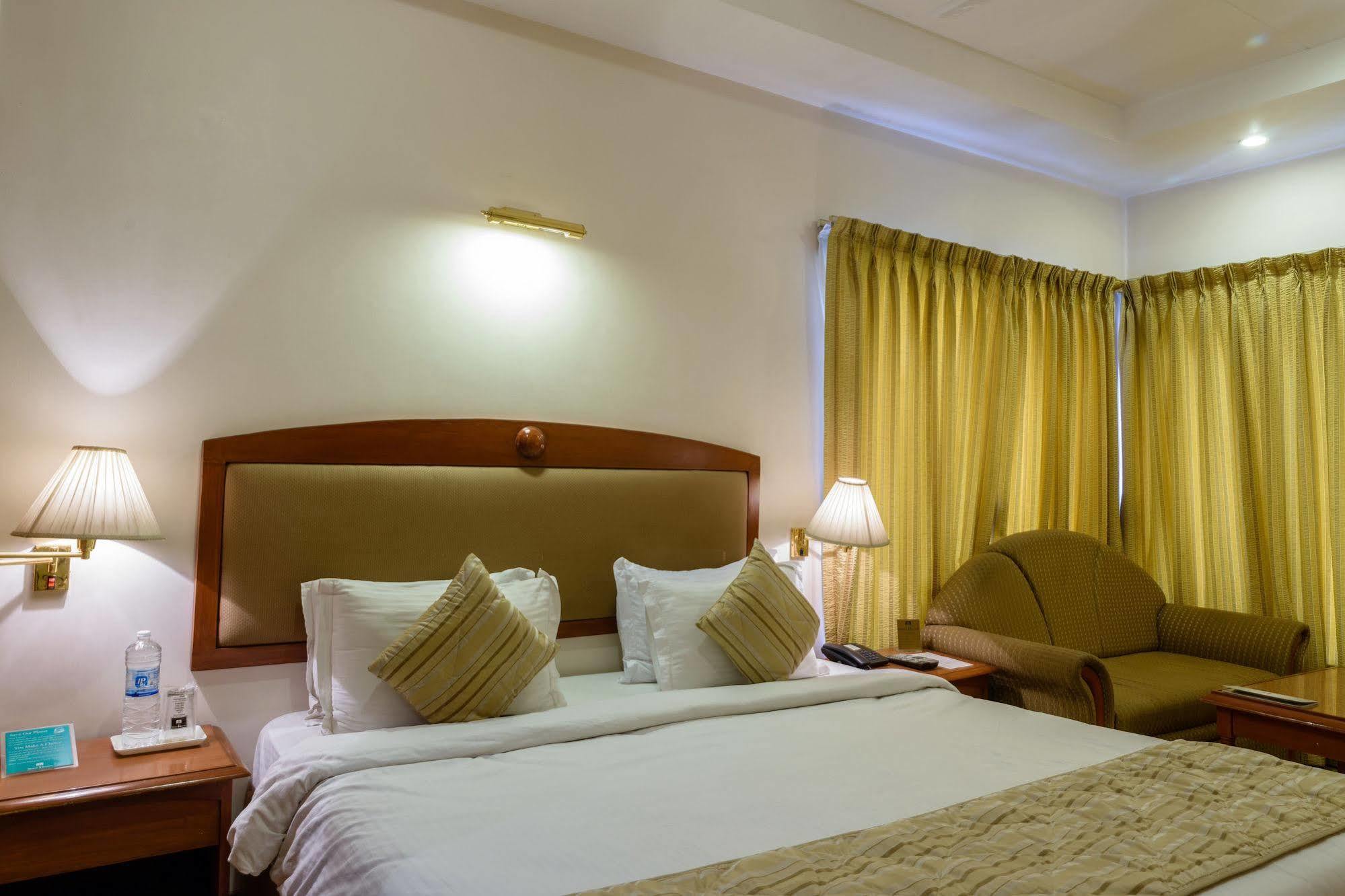 Quality Inn Palms Gandhidham Ngoại thất bức ảnh