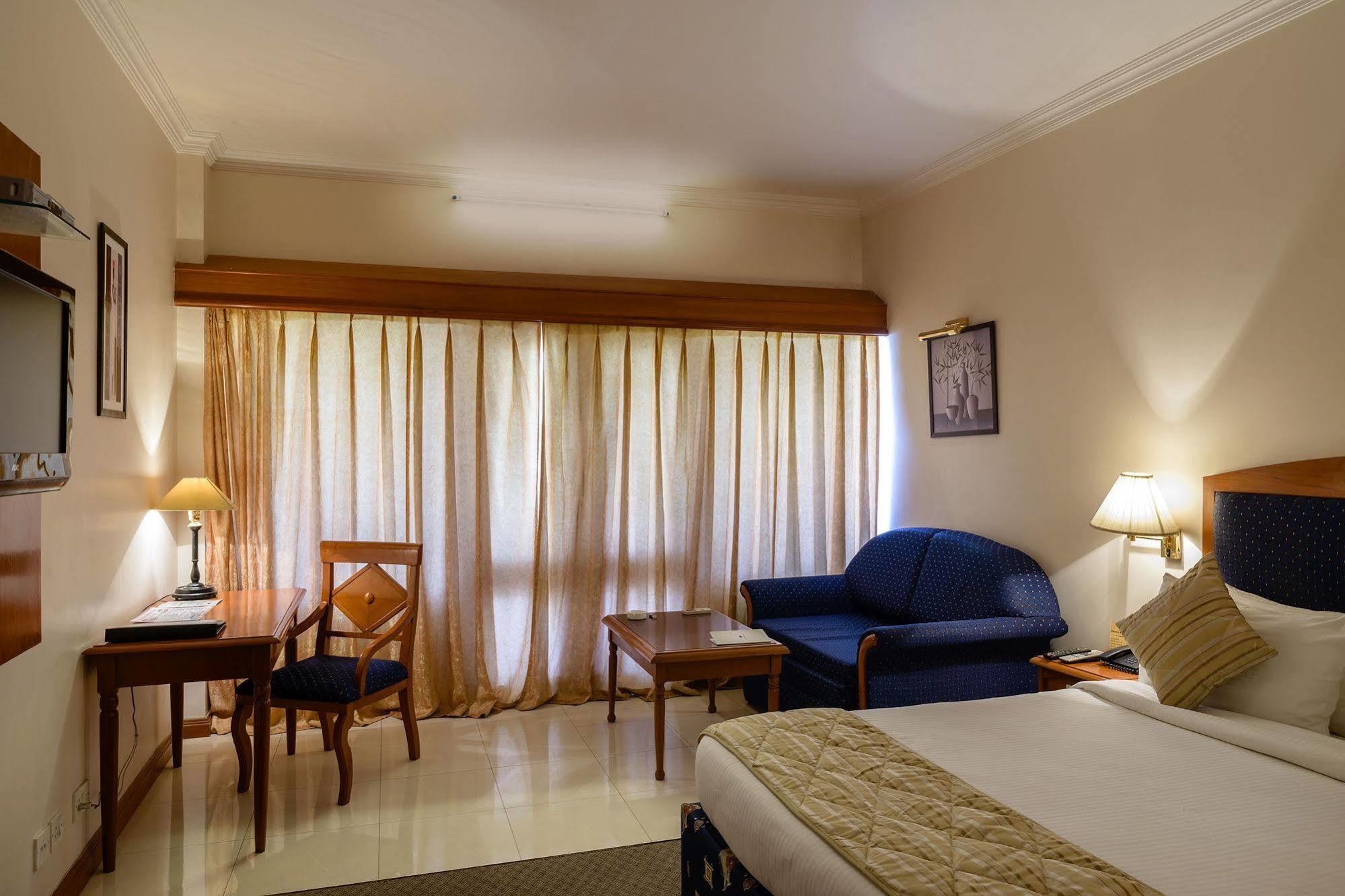 Quality Inn Palms Gandhidham Ngoại thất bức ảnh
