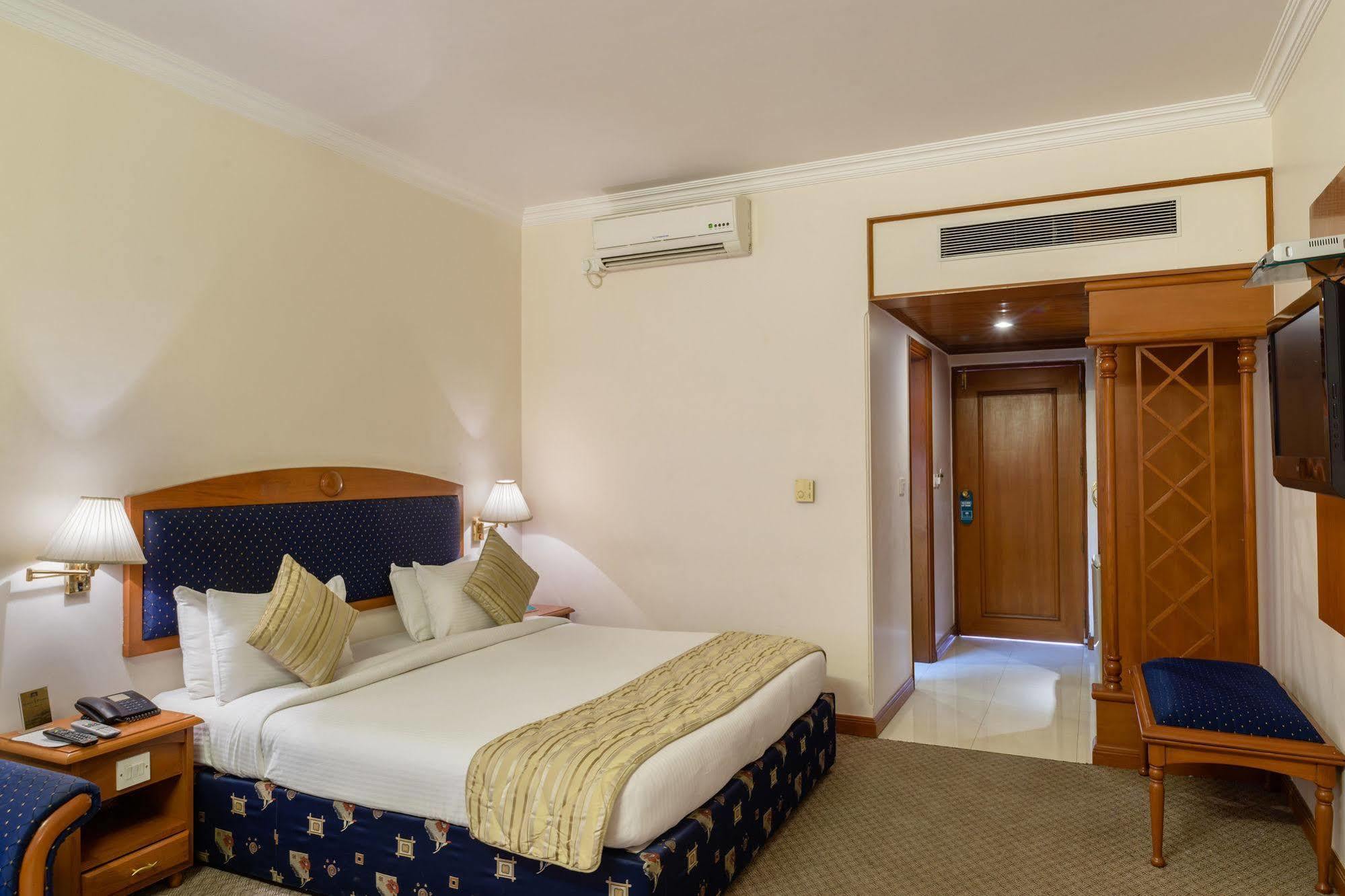 Quality Inn Palms Gandhidham Ngoại thất bức ảnh
