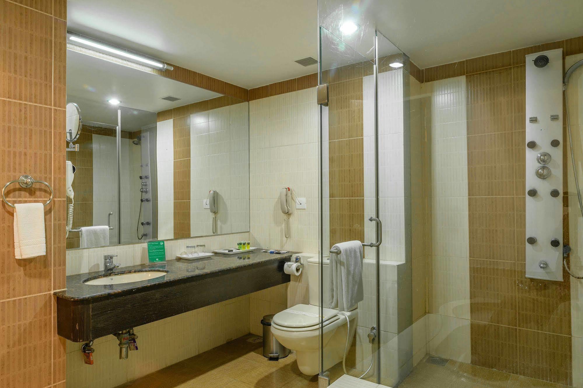 Quality Inn Palms Gandhidham Ngoại thất bức ảnh