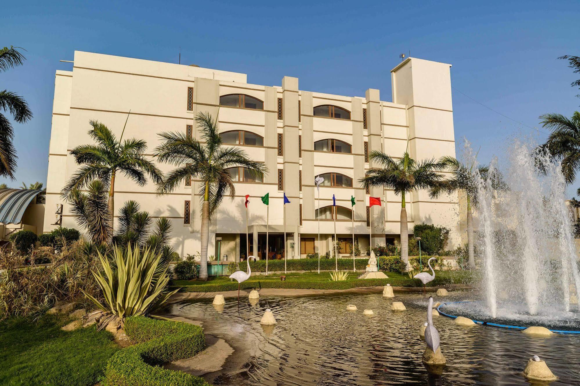 Quality Inn Palms Gandhidham Ngoại thất bức ảnh